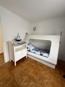 a room with a bunk bed and a desk in it at Maison cosy climatisée avec jardin in Aulnay-sous-Bois