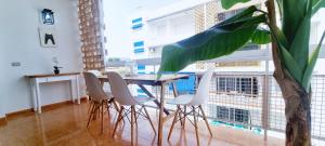 a table and chairs in a room with a large window at BEACH HOUSE AGUILAS - Excelente Ubicacion!! Centro con Vistas Playa Delicias con Aire in Águilas