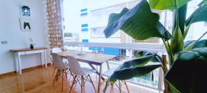 a dining room with a table and chairs and a plant at BEACH HOUSE AGUILAS - Excelente Ubicacion!! Centro con Vistas Playa Delicias con Aire in Águilas