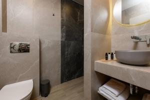 Phòng tắm tại Oasis Boutique Apartment +31 ảnh