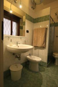 A bathroom at B&B Viale Dei Colli Portuensi 589