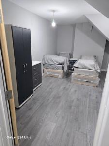 Habitación vacía con 2 camas y armario en 2 bedrooms apartment, en Birmingham