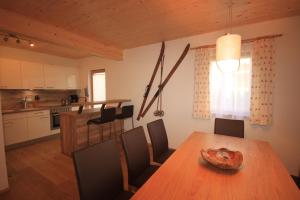 kuchnia i jadalnia z drewnianym stołem w obiekcie Chalet Noriker w mieście Niedernsill