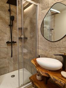 un bagno con lavandino e doccia di Casca de Noz - Modern Rustic Beach Getaway ad Angra do Heroísmo