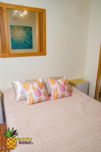 Postel nebo postele na pokoji v ubytování pineapple hospitality