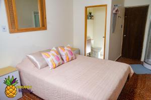 Postel nebo postele na pokoji v ubytování pineapple hospitality
