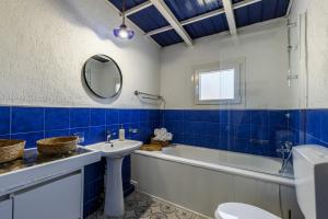 Koupelna v ubytování Selini Cottage + 23 fotografií
