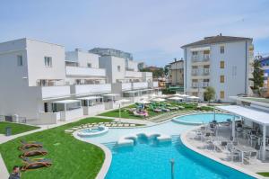 Πισίνα στο ή κοντά στο Marina Junior Suite 4 Stelle S