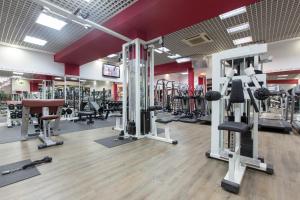 un gimnasio con muchas cintas de correr y máquinas en Sol - 5 Tirso de Molina - ALQUILER CORTA ESTANCIA, en Madrid