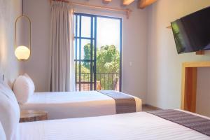 Postel nebo postele na pokoji v ubytování Zirahuen Forest and Resort