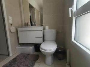 Bilik mandi di Appartement charmant à Viroflay avec terrasse & parking +7 gambar