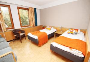Ein Bett oder Betten in einem Zimmer der Unterkunft Aapiskukko Hotel