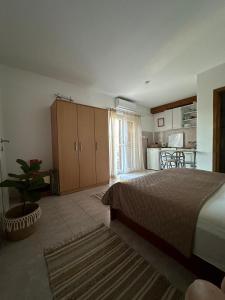 Postel nebo postele na pokoji v ubytování Apartments by the sea Trpanj, Peljesac - 16004