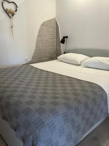 Postel nebo postele na pokoji v ubytování Apartments by the sea Trpanj, Peljesac - 16004
