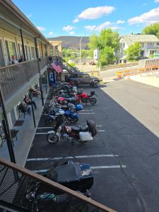 een rij motorfietsen geparkeerd naast een gebouw bij John Day Motel in John Day