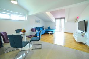 Μια τηλεόραση ή/και κέντρο ψυχαγωγίας στο Apartments with parking space Sinj, Zagora - 23403