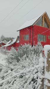 ディナ・ウアピにあるCasa Rojaの雪の赤い家
