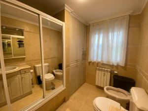Bilik mandi di Apartamento en Pola de Siero