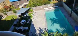 Bazén v ubytování Cheltenham Apartments Unit 11 40 King St nebo v jeho okolí