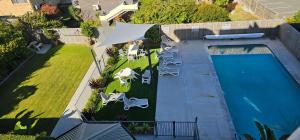 Bazén v ubytování Cheltenham Apartments Unit 11 40 King St nebo v jeho okolí