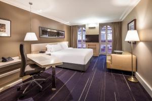 Postel nebo postele na pokoji v ubytování InterContinental Melbourne The Rialto by IHG