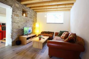 sala de estar con sofá y TV en Alte Scheune Bruns en Lehmen