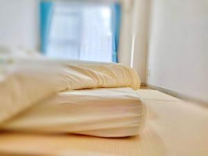 Tempat tidur dalam kamar di J5-東京中心 駒込駅4分近商业街 4mins to ST Max 4P 直达新宿 渋谷 表参道 池袋 上野 代代木 銀座 原宿