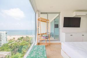 Un dormitorio con una cama y vistas a la playa. en Sensacional! Apartamento Cartagena Morros Sonesta, en Cartagena de Indias