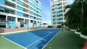 una cancha de tenis frente a un edificio en Sensacional! Apartamento Cartagena Morros Sonesta, en Cartagena de Indias 36 fotos más