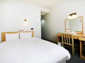 Island Hotel客房内的一张或多张床位