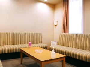 a waiting room with two couches and a table at Island Hotel in Nagano