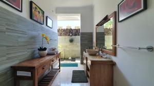 y baño con lavabo y tocador de madera. en Villa Santai Karangasem, en Tirtagangga 115 fotos más