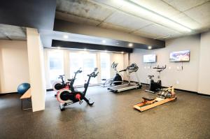 Phòng/tiện nghi tập thể dục tại Rustic, Downtown Quebec, Rooftop pool, 2 bedrooms AND 2 bathrooms -up to 6 guests