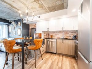 Nhà bếp/bếp nhỏ tại Rustic, Downtown Quebec, Rooftop pool, 2 bedrooms AND 2 bathrooms -up to 6 guests +35 ảnh