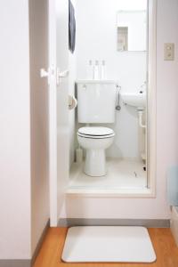 Ένα μπάνιο στο renovated in June 2025 apartment 3mins walk to station 1stop to Shinjuku 3stop to Shibuya
