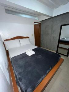 1 dormitorio con 1 cama con manta azul en Hotel San Diego Boutique Pereira en Dosquebradas