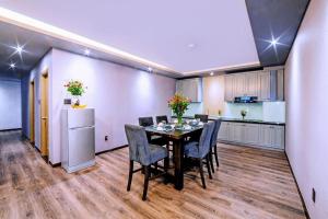 Η κουζίνα ή μικρή κουζίνα στο Thu Trang Hotel VT - by BAY LUXURY