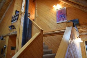 una escalera en una cabaña con paredes y techos de madera en Hidden Valley Heaven - WiFi - Satellite - Washer - Dryer - Wood Stove - Semi-Secluded - Quiet Neighborhood - Beautiful Views, en Red River 18 fotos más