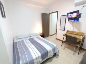 Μια τηλεόραση ή/και κέντρο ψυχαγωγίας στο Habitación confortable y central a 100mts de la playa