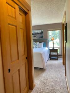 Giường trong phòng chung tại Hi Country Haus Unit 1805