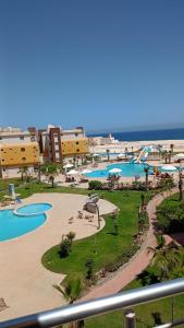 a view of a swimming pool at a resort at قريه سورتلاج مرسي مطرح الفيو المميز in Marsa Matruh