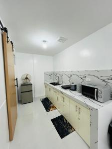 Kuchyň nebo kuchyňský kout v ubytování Kimura Staycation Pampanga