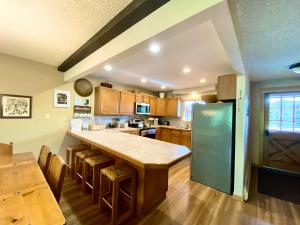 Nhà bếp/bếp nhỏ tại Hi Country Haus Unit 1805