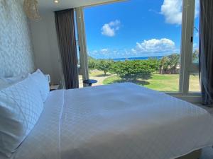 um quarto com uma cama grande e uma janela grande em 墾丁卿卿文旅 em Hengchun South Gate