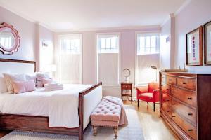 Ένα ή περισσότερα κρεβάτια σε δωμάτιο στο Heart of Capitol Hill Row House Luxury & Location