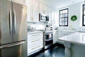 Η κουζίνα ή μικρή κουζίνα στο Heart of Capitol Hill Row House Luxury & Location