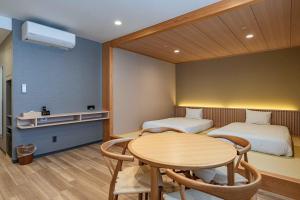 Postel nebo postele na pokoji v ubytování Kansai International Airport Hotel 11
