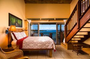 哈纳Hana Kai Maui - #202 Alau upper floor lofted studio的一间带床的卧室，可欣赏海景