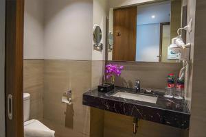 Ένα μπάνιο στο BATIQA Hotel Palembang