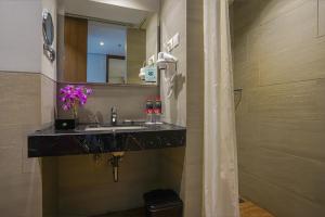 Ένα μπάνιο στο BATIQA Hotel Palembang